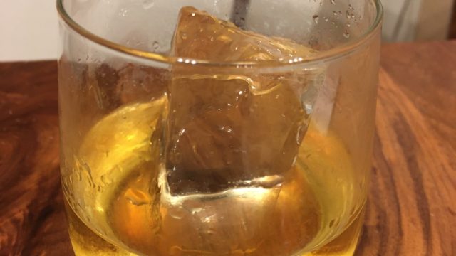 透明な氷でウイスキーロック